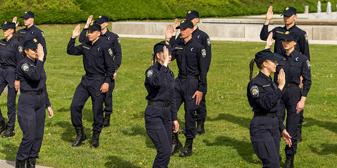 FOTO Vatrogasci, medicinske sestre, policajci, balerine i poštari zaplesali Rim Tim Tagi Dim