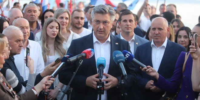 PLENKOVIĆ STIGAO NA RIVU: Prosječna plaća bit će 1.600 eura, majkama ćemo za svako rođeno dijete dati po godinu mirovinskog staža