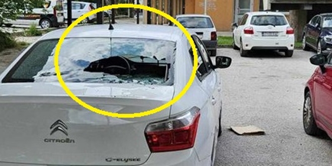 LOŠ POČETAK DANA Komad fasade oštetio vozilo u Splitu