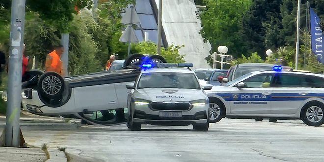 NESREĆA U SPLITU Oboren pješak na Putu Supavla, vozilo završilo na krovu