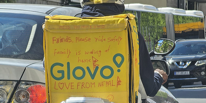 Zanimljiva poruka na ruksaku dostavljača iz Nepala