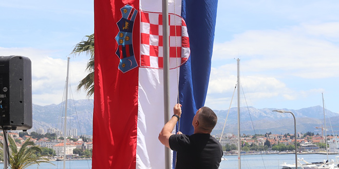 OBLJETNICA PROSVJEDA: Podignuta hrvatska zastava kraj Banovine, Balić izrazio želju da se diže na pročelju