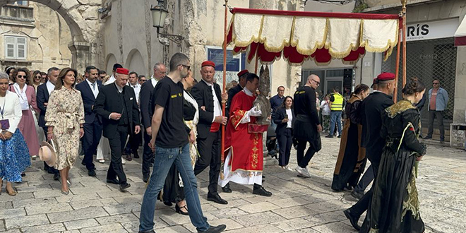 UŽIVO Sudionici procesije stigli na Rivu gdje se održava središnje misno slavlje