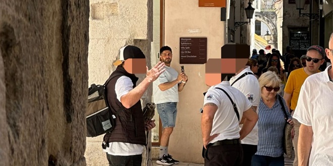ISPOD URE Turist na konopcu držao sovu i ubirao novac za fotografiranje s njom