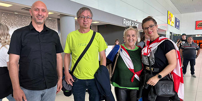 Roditelji Baby Lasagne na aerodromu: Ja sam najponosnija mama danas u Hrvatskoj, svima majkama čestitam Majčin dan!