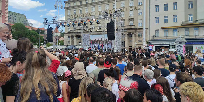 UŽIVO Baby Lasagna stigao na Trg, fanovi viču: 'Pobjeda, pobjeda!'