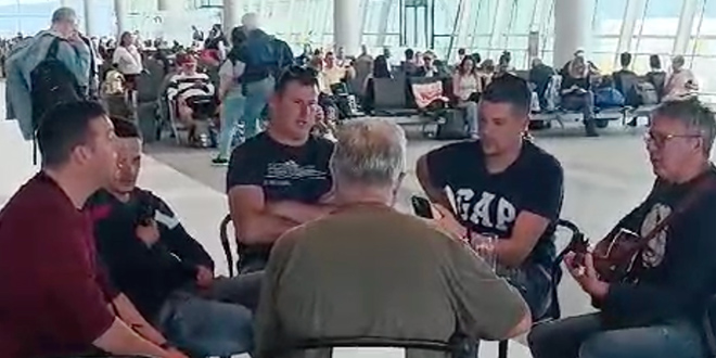 VIDEO: To ima samo Dalmacija, pogledajte kako piva klapa za gušt svima koji čekaju na let