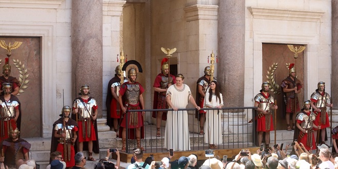  FOTO/VIDEO: AVE, CEZAR! Smjena straže na Peristilu ispunila carski trg do posljednjeg mjesta
