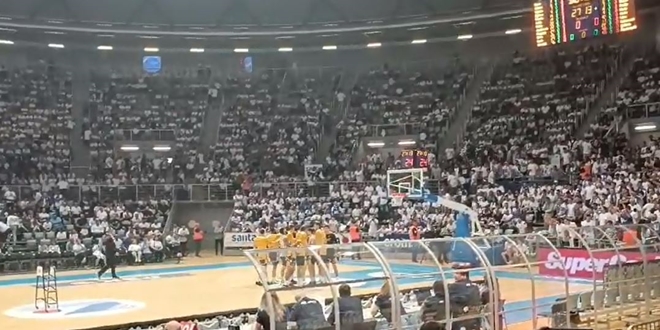 VIDEO Vatreni doček za košarkaše Splita, jedan igrač 'žutih' dobio je posebnu porciju