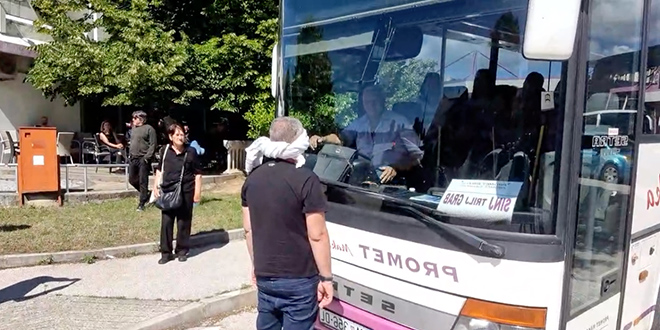 VIDEO Bulj s povezom preko očiju stao pred autobus Prometa Makarska