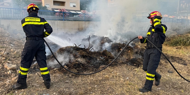 FOTO/VIDEO: PLANULO UZ BRZU CESTU Požar u Kaštel Lukšiću