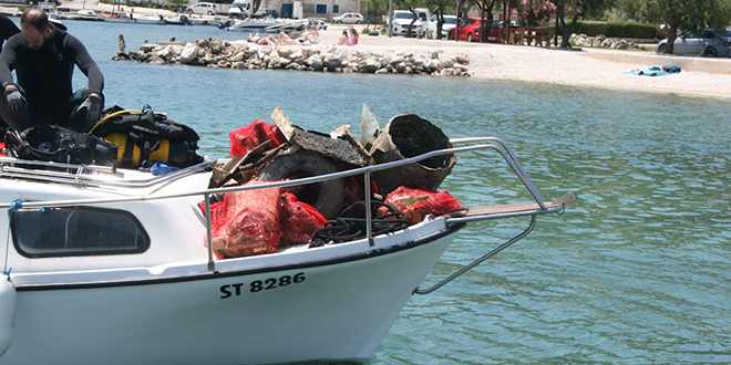FOTOGALERIJA Stotine kilograma smeća izvađeno iz mora u Vinišću