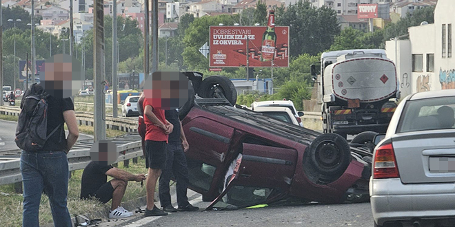 SUDAR NA BRZOJ CESTI Auto završio na krovu, jedna je osoba ozlijeđena