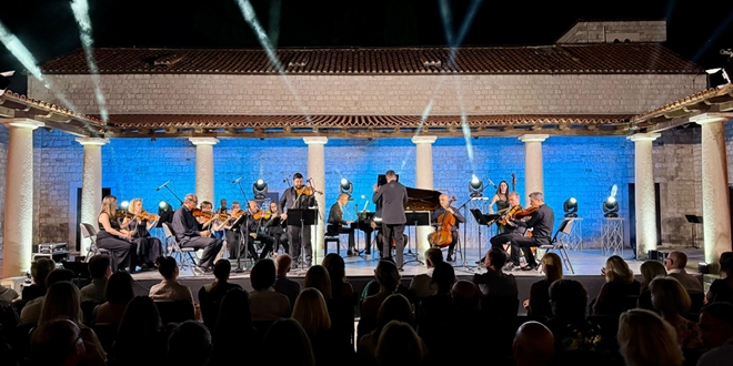 FOTO/VIDEO Druga večer Melodija Jadrana u Meštrovićevu kaštilcu