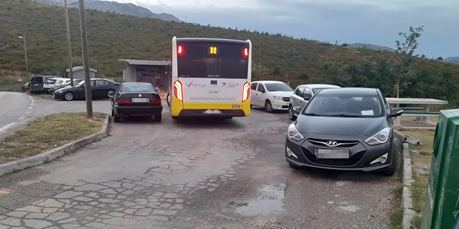 AUTOMOBILI NA STANICI: Autobus se nije mogao okrenuti, vozaču asistirala i policija