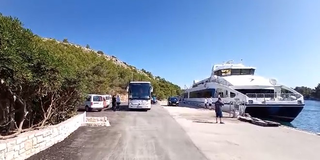 VIDEO: ODBOR ZA DOČEK Nekoliko taksista i autobus čekali su uplovljavanje - jednog putnika