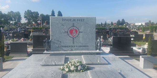 Po grobljima diljem Hrvatske niču 'grobnice za nerođene' 