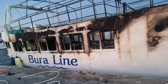 FOTO Dovršen očevid na putničkom brodu koji je izgorio u Slatinama