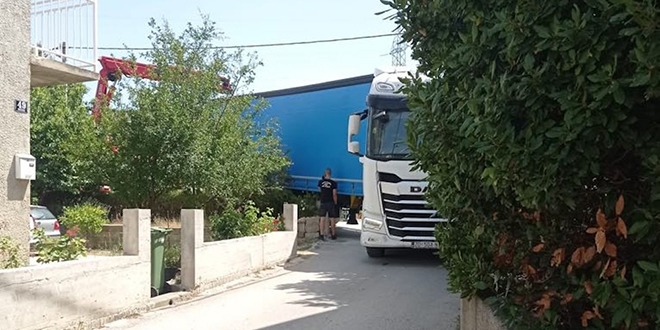 ZAPEO U OKUCI : Kamion 'oslobađali' na Dračevcu