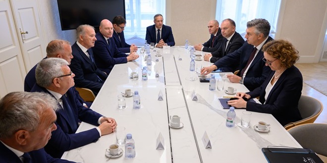 Predsjednik Vlade Andrej Plenković sastao se s predstavnicima Viteškoga alkarskog društva Sinj