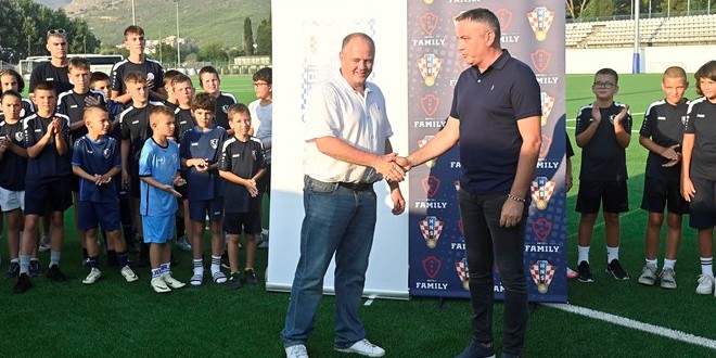 Kustić u Stobreču otvorio novi teren s umjetnom travom Nogometnog kluba Primorac