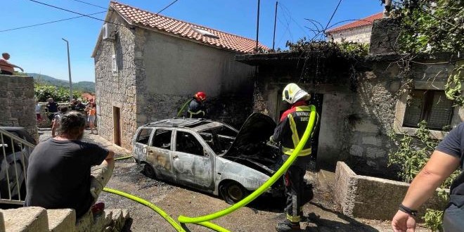 Zapalio se auto na Braču, požar zahvatio obližnju kuću