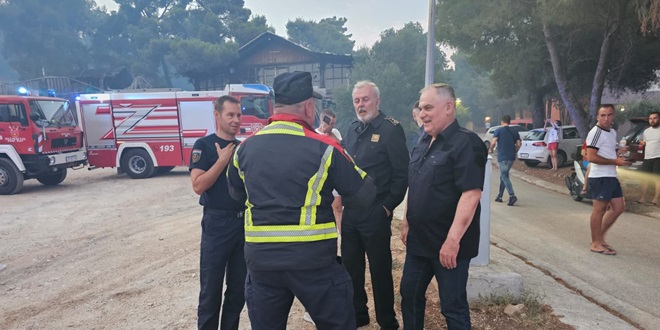 POŽAR LOKALIZIRAN Na terenu u Segetu Boban, Sanader i Gabrić