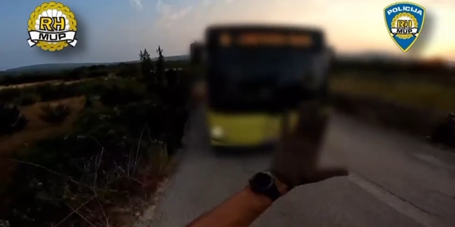 VIDEO Policija objavila kako je u Prometovom autobusu rano jutros uhitila sumnjivca za paljenje požara kod Medene