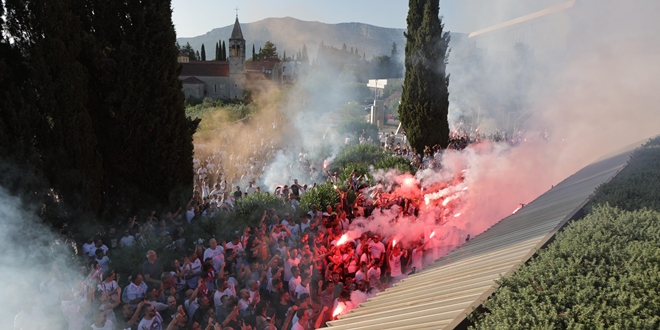 VIDEO: Gori sve, pogledajte kakvu su atmosferu priredili navijači Hajduka!