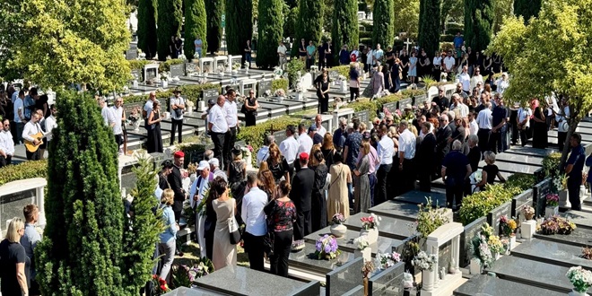 FOTO/VIDEO Na splitskom Lovrincu sahranjena ugledna novinarka Ružica Mikačić