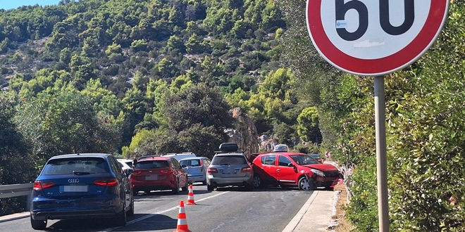 PROMETNA KOD TROGIRA Sudarila se tri automobila, četiri osobe ozlijeđene