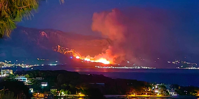 FOTO/VIDEO JOŠ JEDAN VELIKI POŽAR Gori šuma kod Tučepa, upućene sve raspoložive snage