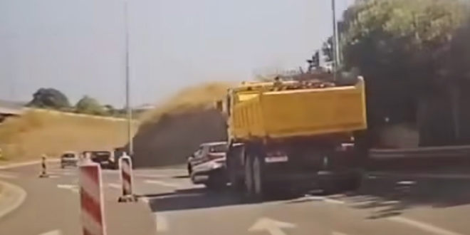 VIDEO Kamion pokupio i gurao auto na kružnom toku u Splitu