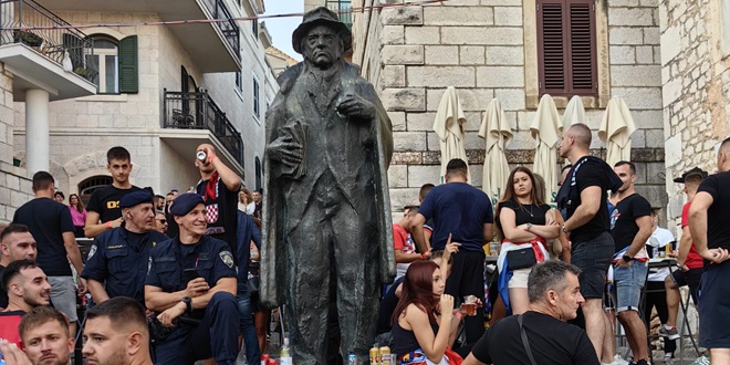 TIN JE GOL Policija čuva kip pjesnika na glavnom imotskom trgu