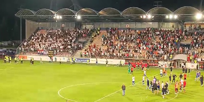 VIDEO: Torcida ispratila igrače uz skandiranje 'idemo dalje'