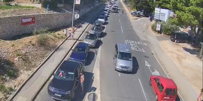 FOTO Gužve za trajekt u Supetru