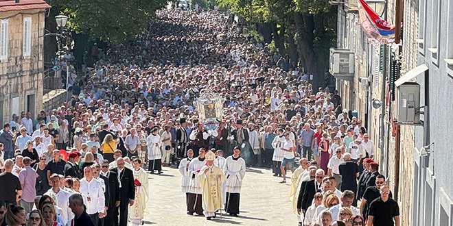 NEPREGLEDNA KOLONA VJERNIKA: Procesija sinjskim ulicama za Veliku Gospu