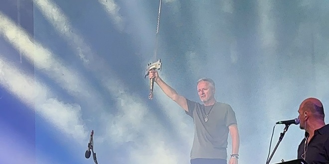 VIDEO: DUGOPOLJE Posebno značenje mača na Thompsonovom koncertu