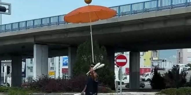 VIDEO Žongliranje sa suncobranom na glavi