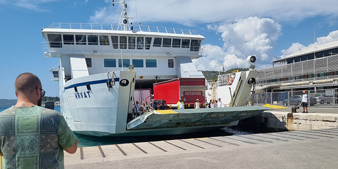 PROBLEMIMA NEMA KRAJA Trajekt Hrvat nije mogao spustiti rampu