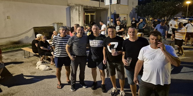  Solinski gradonačelnik na ribarskoj večeri u organizaciji stanara zgrade 'ispod policije'