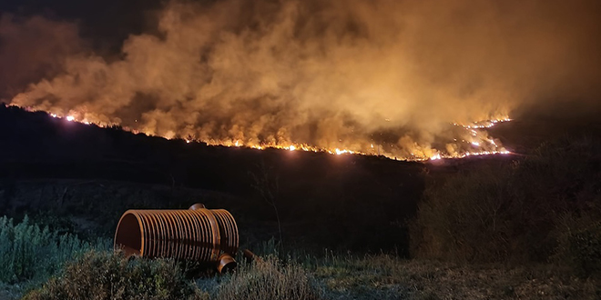 'SVAKA IM ČAST': Vatrogasci obranili kuće u požaru u Žrnovnici