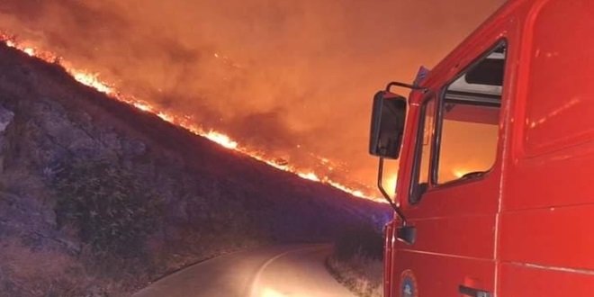 FOTO/VIDEO: Rasplamsao se požar na potezu od Donjeg Sitnog do Gornjeg, brane se kuće