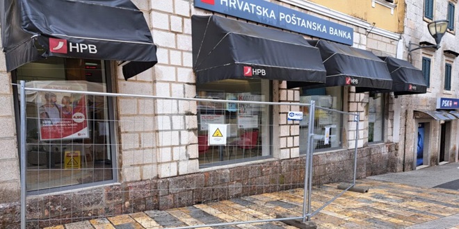 SINJ Postavljene ograde radi urušavanja krovišta na Trgu kralja Tomislava