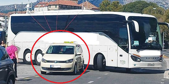 PROMET U LUCI Taksist ostavio auto nasred puta, autobus nije mogao izaći