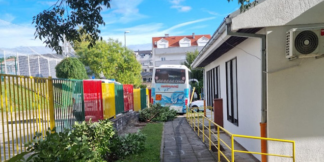 FOTO/VIDEO Školskim autobusom uletio u dvorište dječjeg vrtića u Sinju