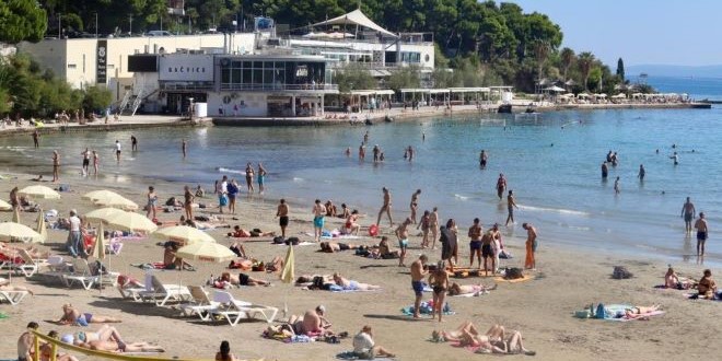 FOTO/VIDEO Kupači se vratili na splitske plaže