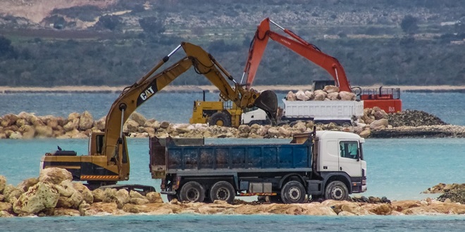 RAVNO U MORE Nijemac na poznatoj plaži kraj Makarske gradi kuću, mještani ogorčeni