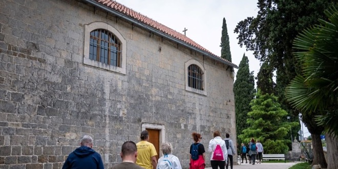 GOTOVA NOĆNA ROMANTIKA Oko mrtvačnice u Žrnovnici bit će upaljena svjetla