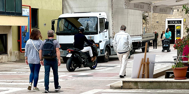 PJEŠAČKA ZONA Motorist preko Poljane Tina Ujevića